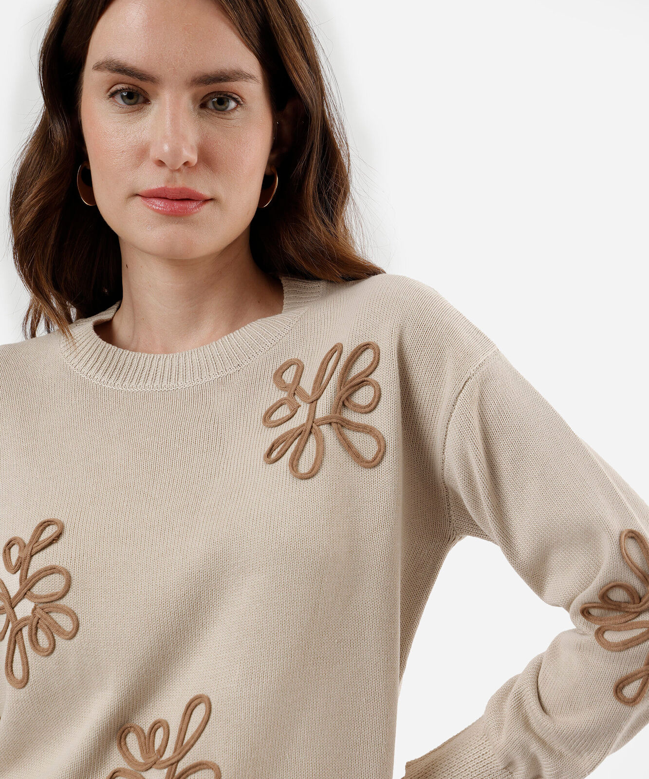 suéter feminino de tricot com bordado bege