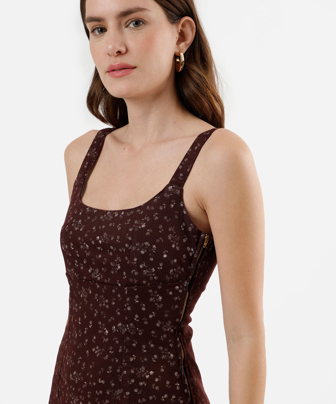 vestido curto feminino de sarja com fenda floral vinho