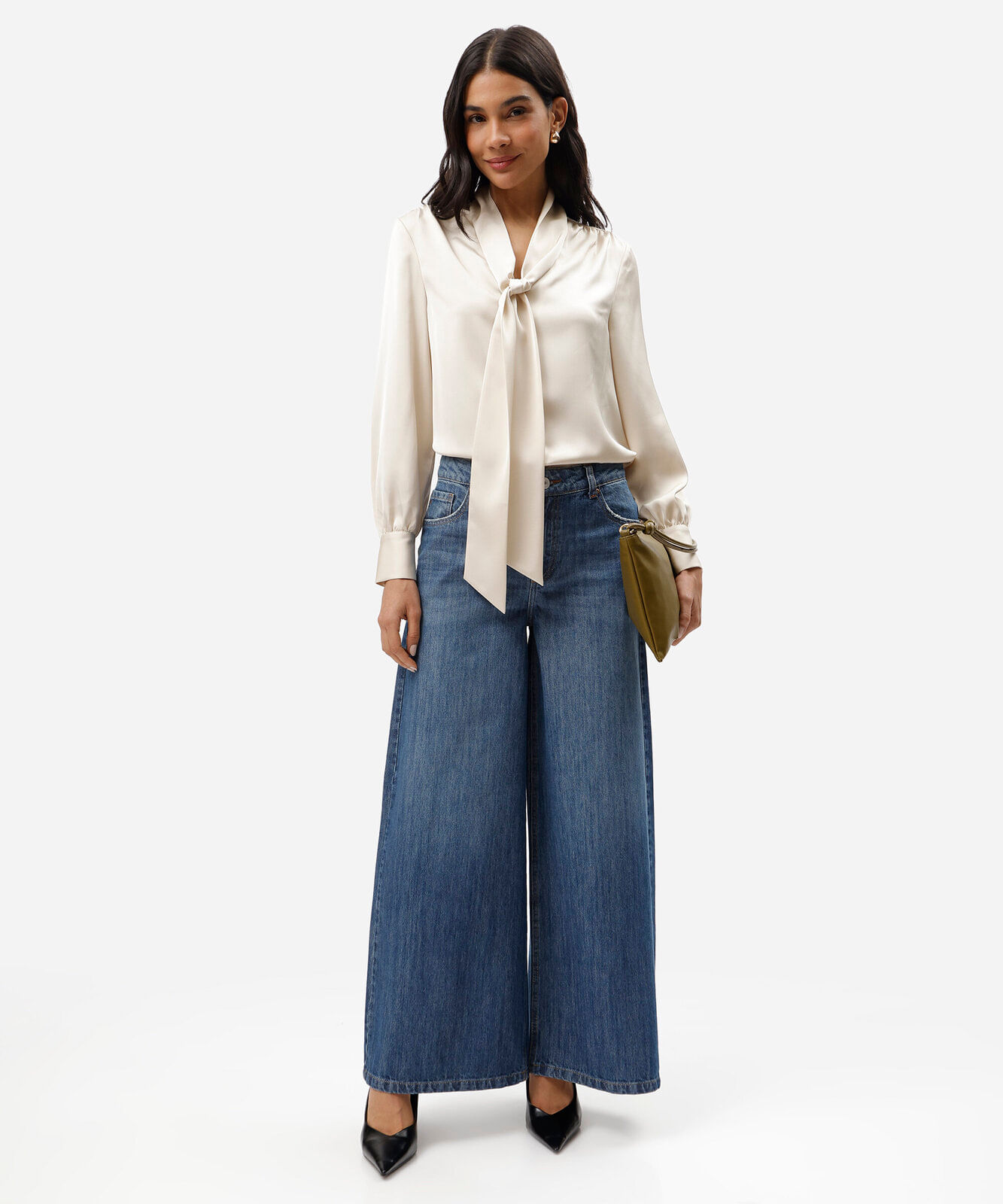 blusa feminina gola alta com amarração franzida bege