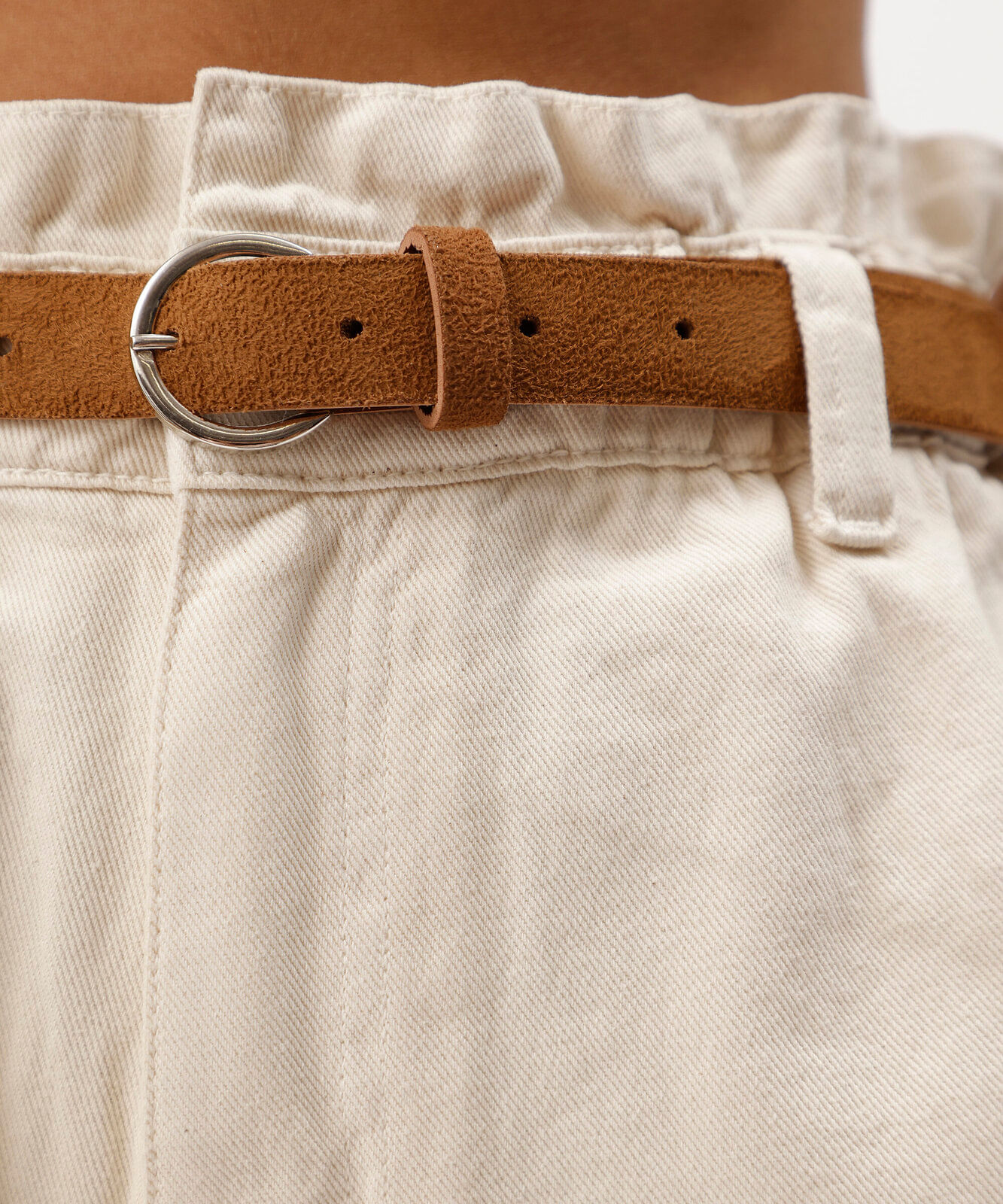 short clochard feminino de sarja com cinto bege