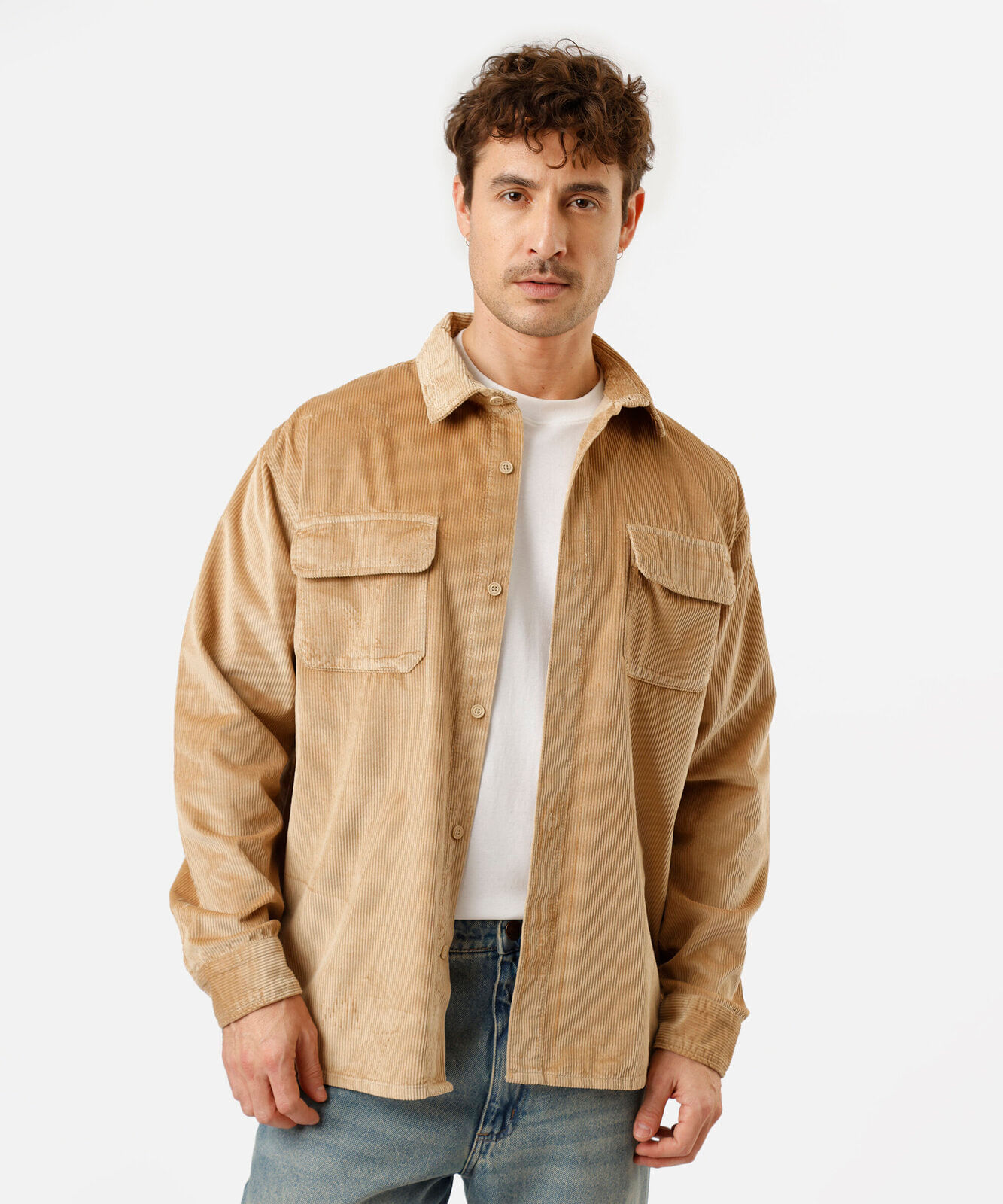 camisa overshirt masculina de veludo cotelê com bolsos bege
