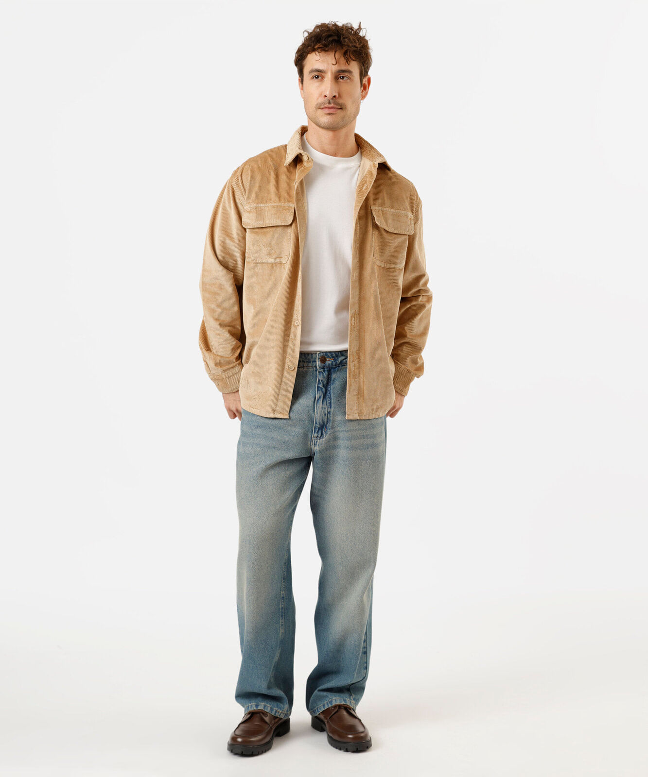 camisa overshirt masculina de veludo cotelê com bolsos bege