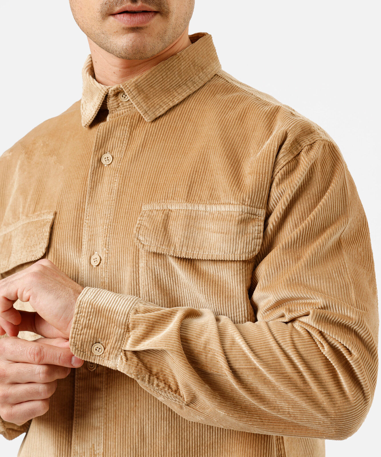 camisa overshirt masculina de veludo cotelê com bolsos bege