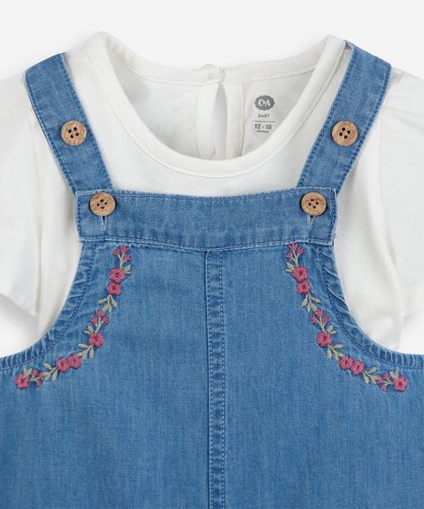 jardineira infantil jeans floral com camiseta azul