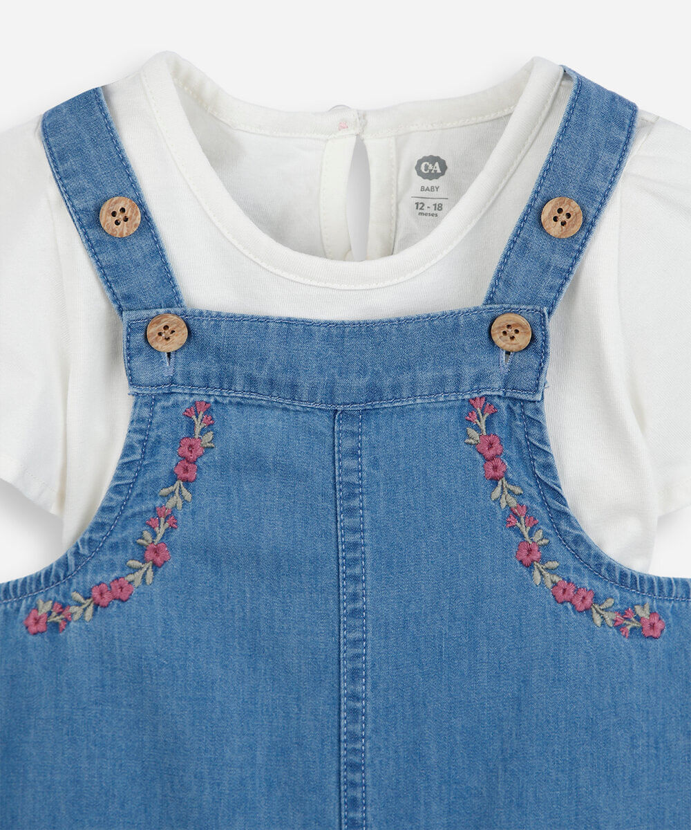 jardineira infantil jeans floral com camiseta azul