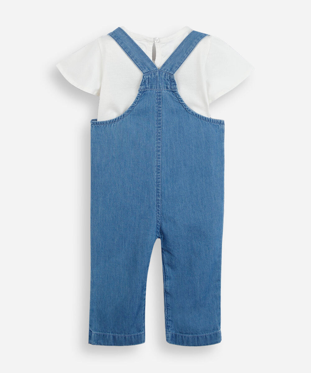 jardineira infantil jeans floral com camiseta azul