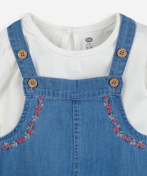jardineira infantil jeans floral com camiseta azul