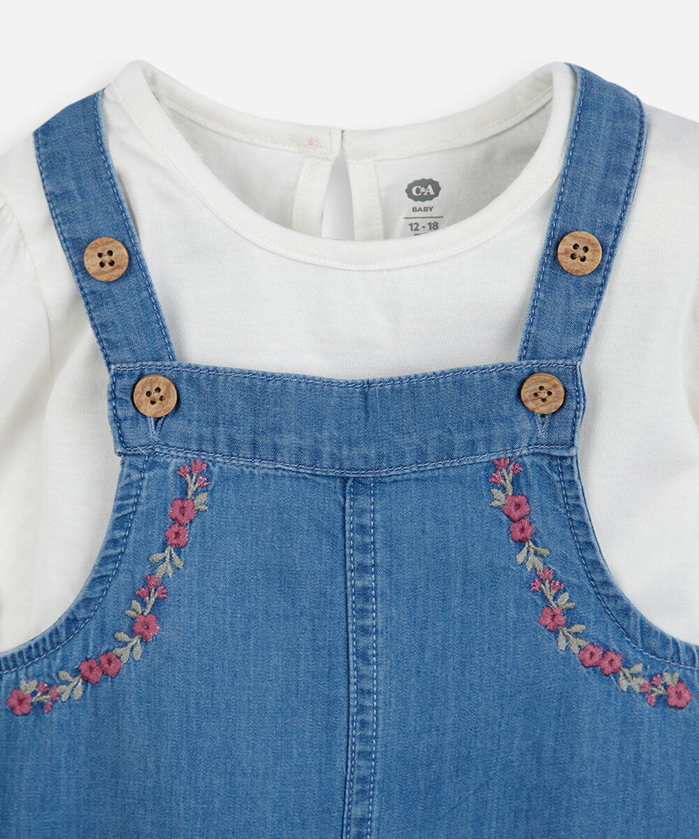 jardineira infantil jeans floral com camiseta azul