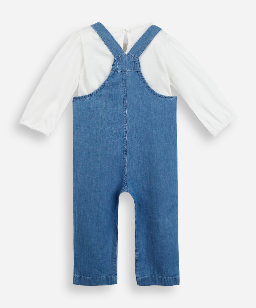 jardineira infantil jeans floral com camiseta azul