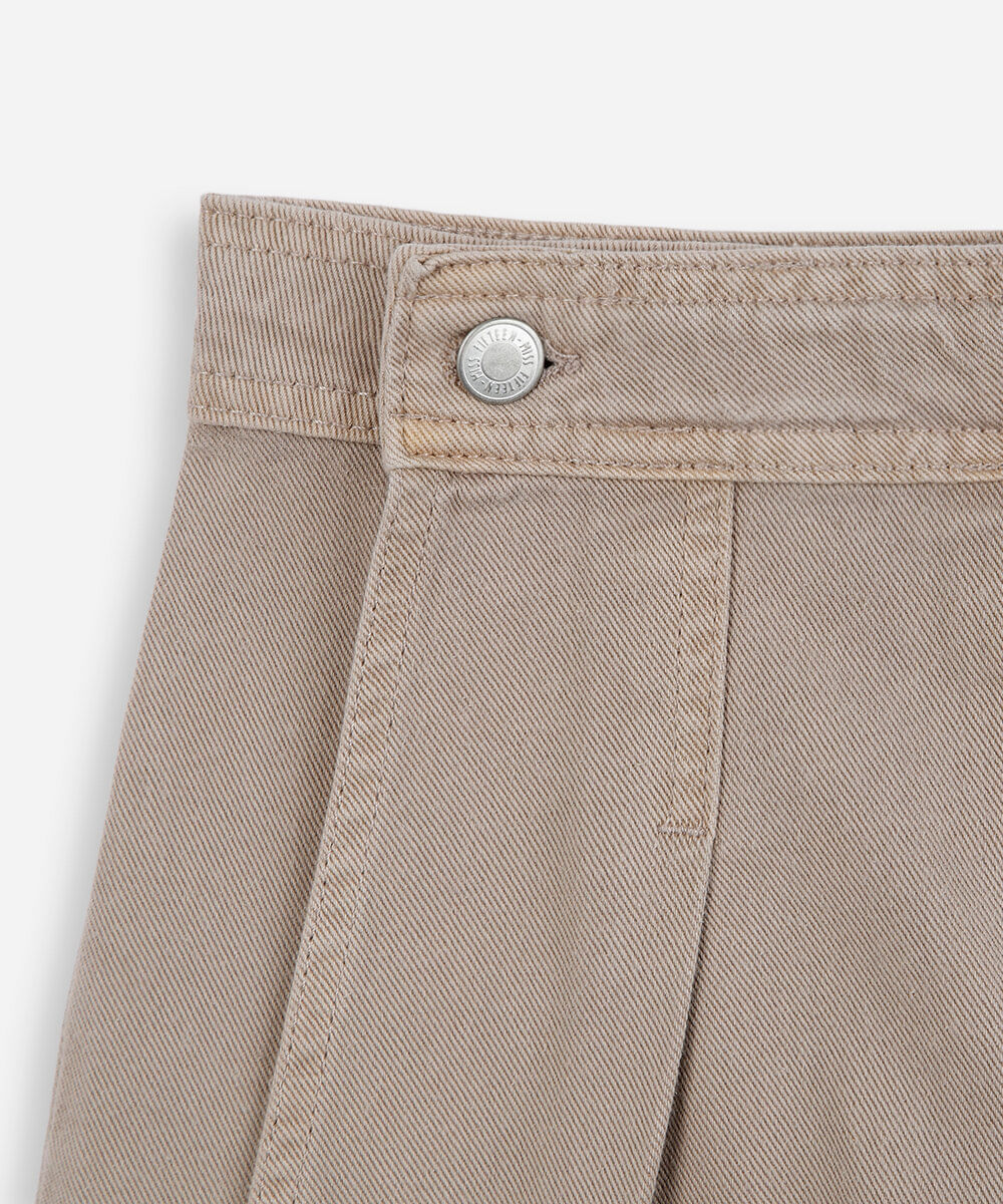 short saia juvenil de sarja com pregas bege