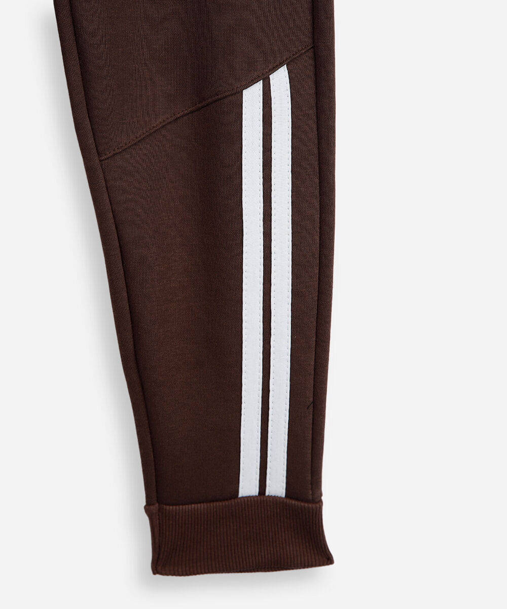 calça jogger infantil de moletom com recortes e listras marrom