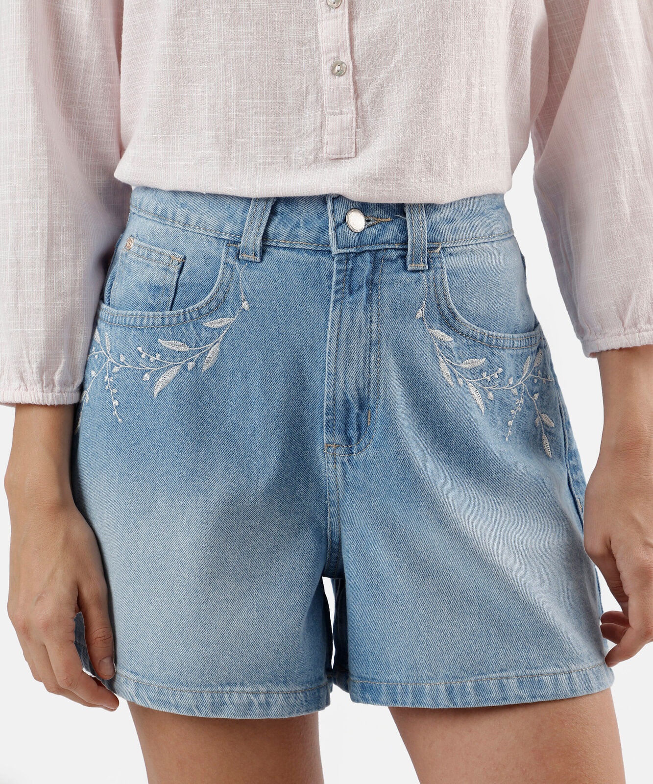 short feminino jeans com bordado folhagem azul