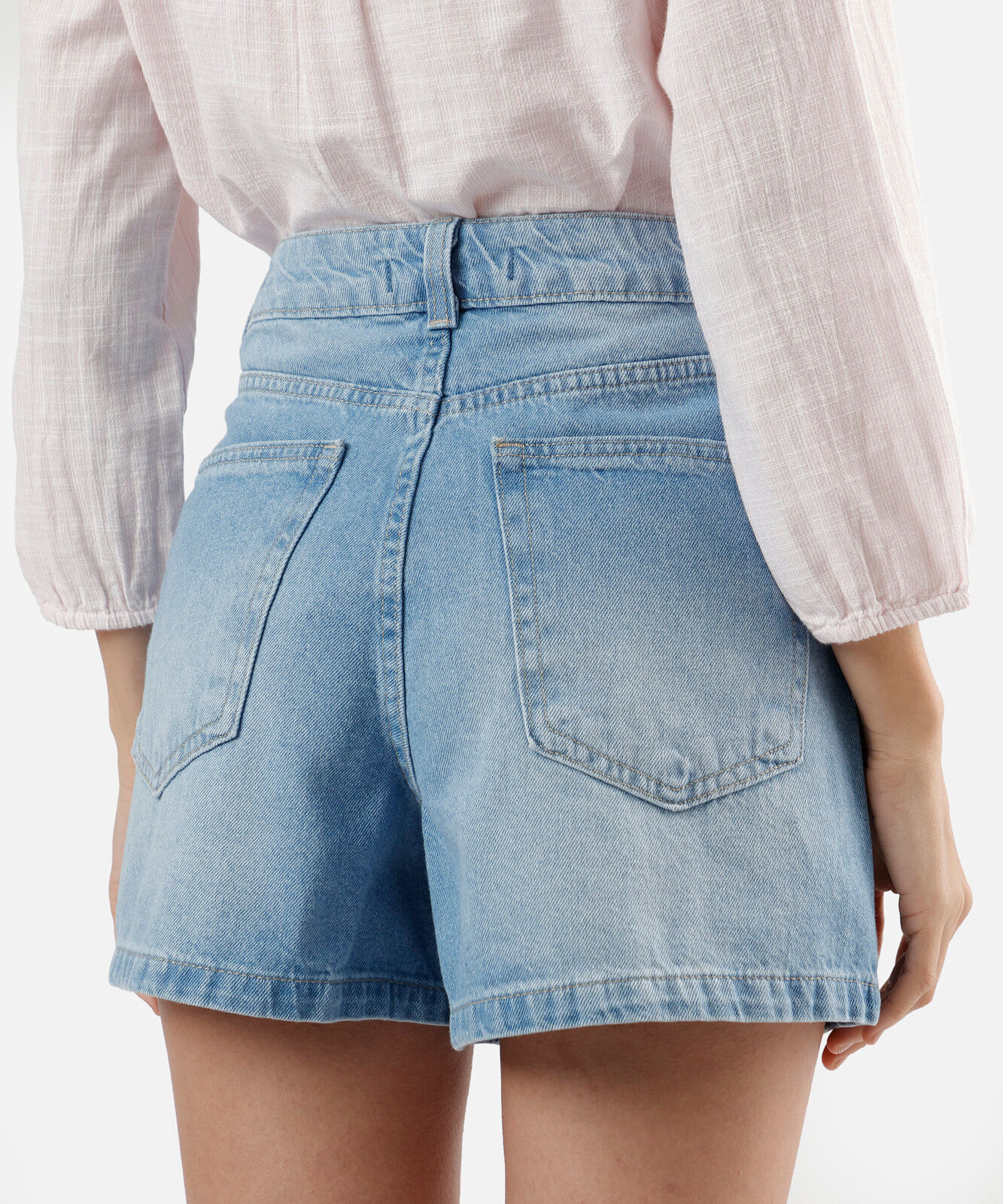 short feminino jeans com bordado folhagem azul