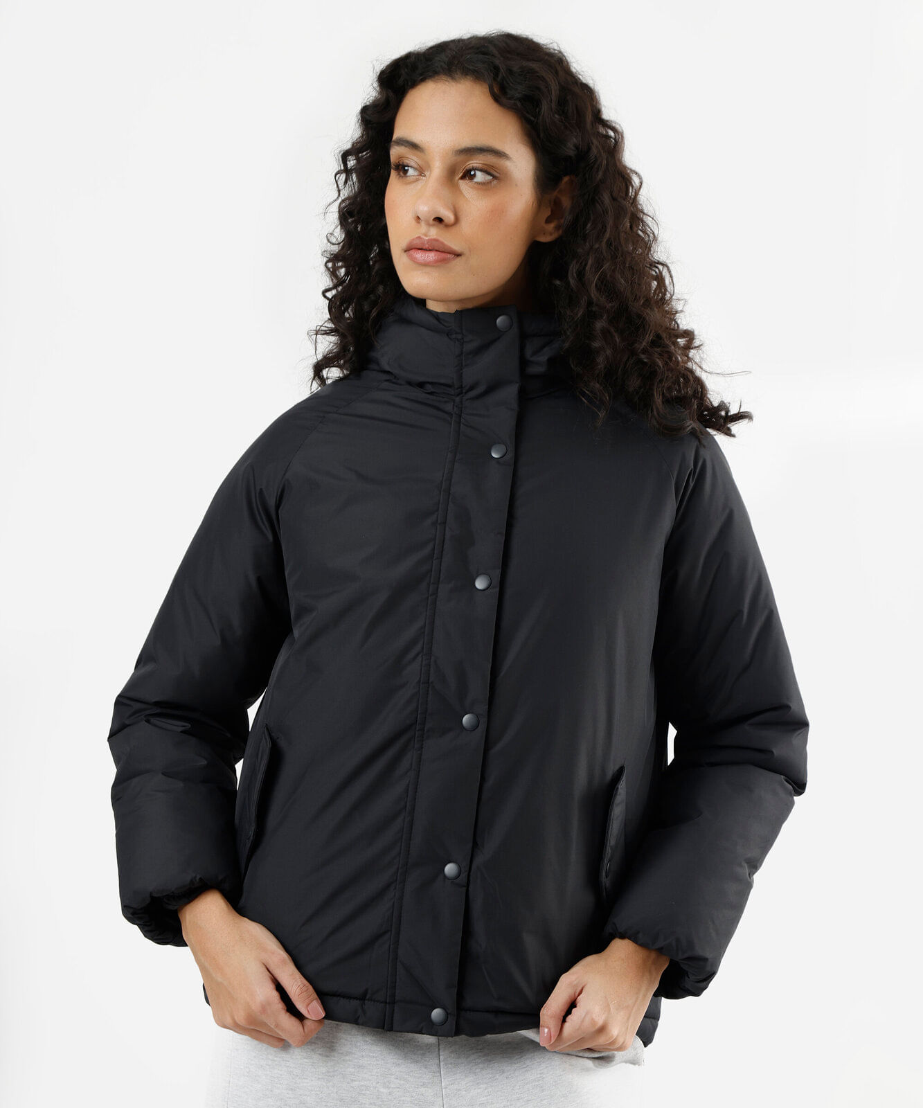 jaqueta puffer feminina com capuz preta