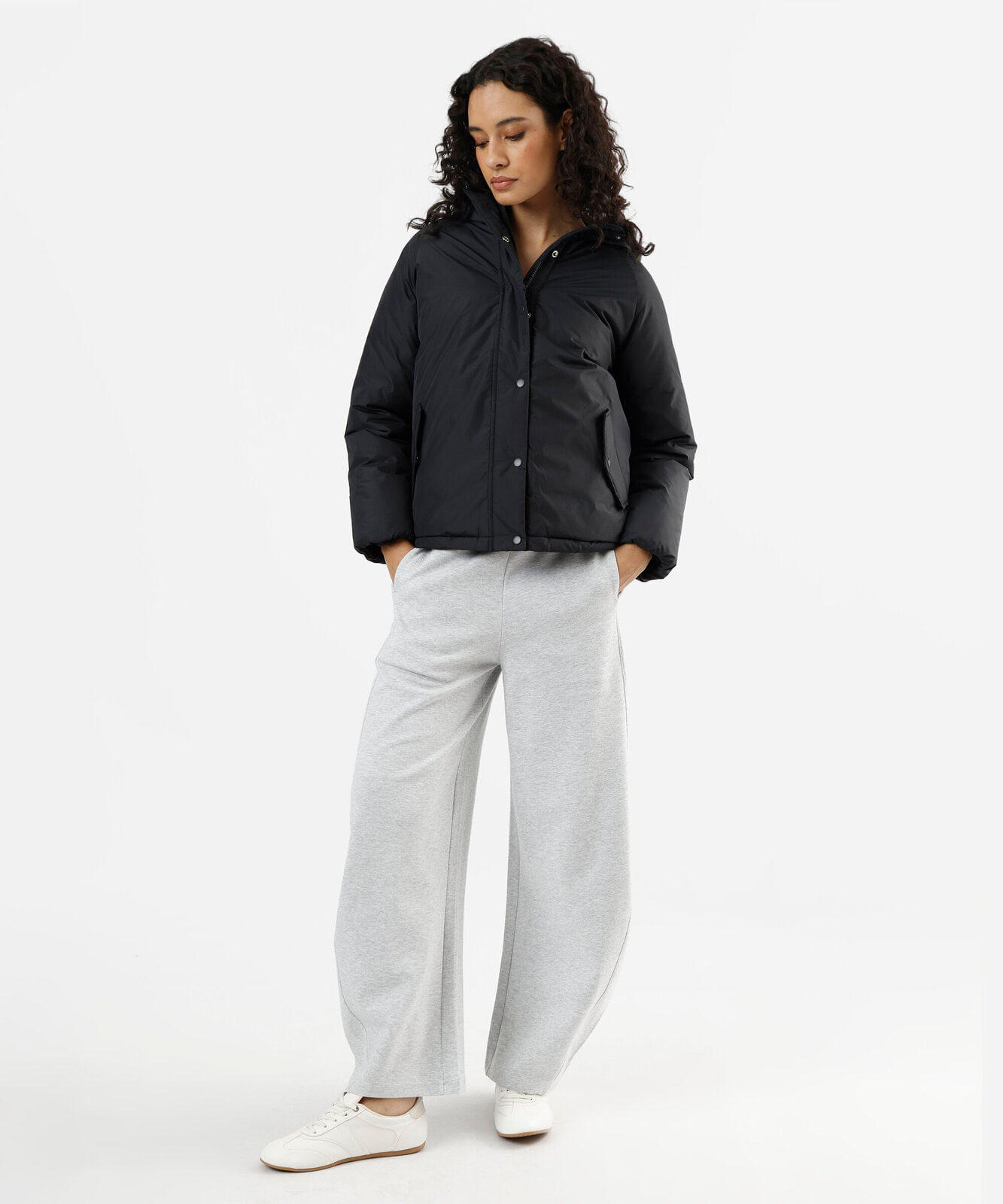 jaqueta puffer feminina com capuz preta