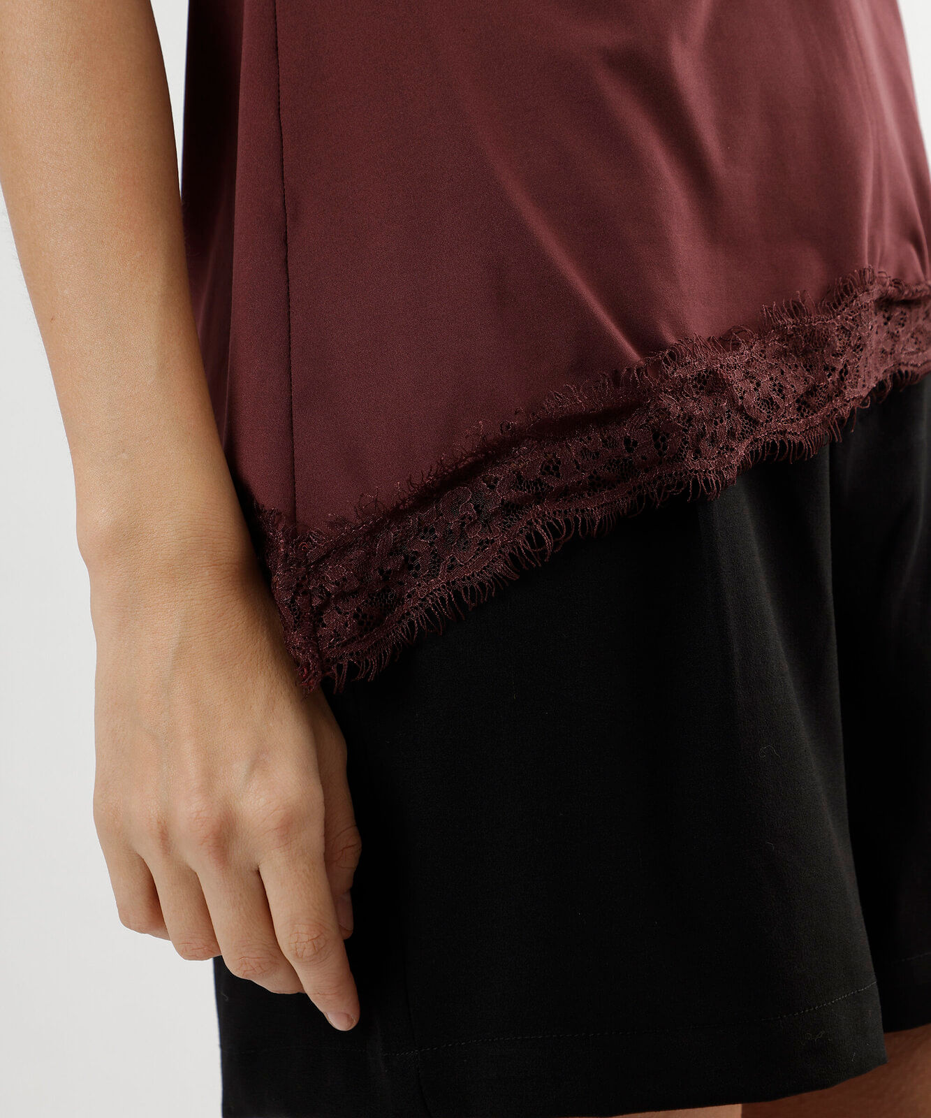 blusa feminina halterneck com renda assimétrica vinho