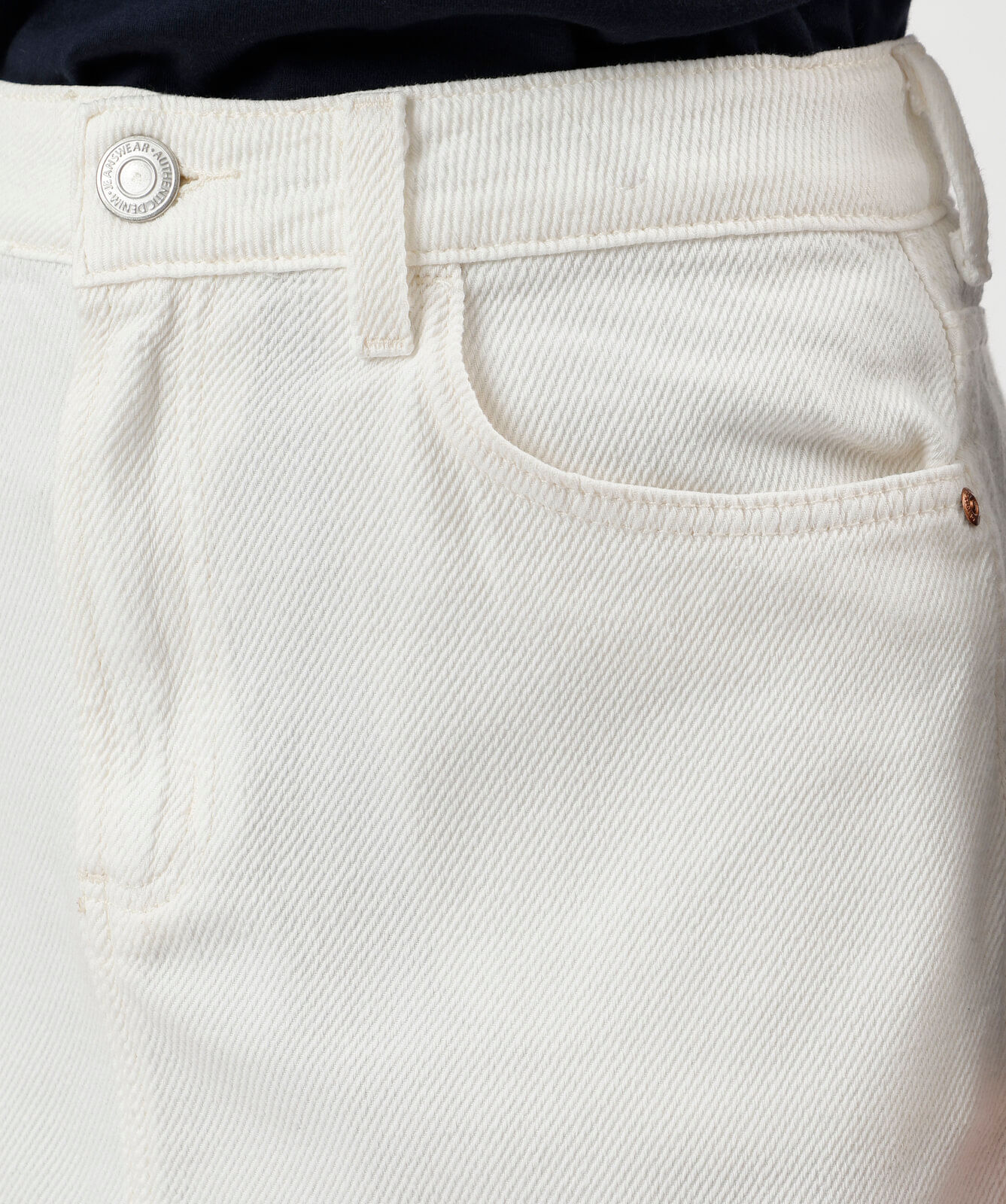 minissaia feminina de sarja cintura média off white