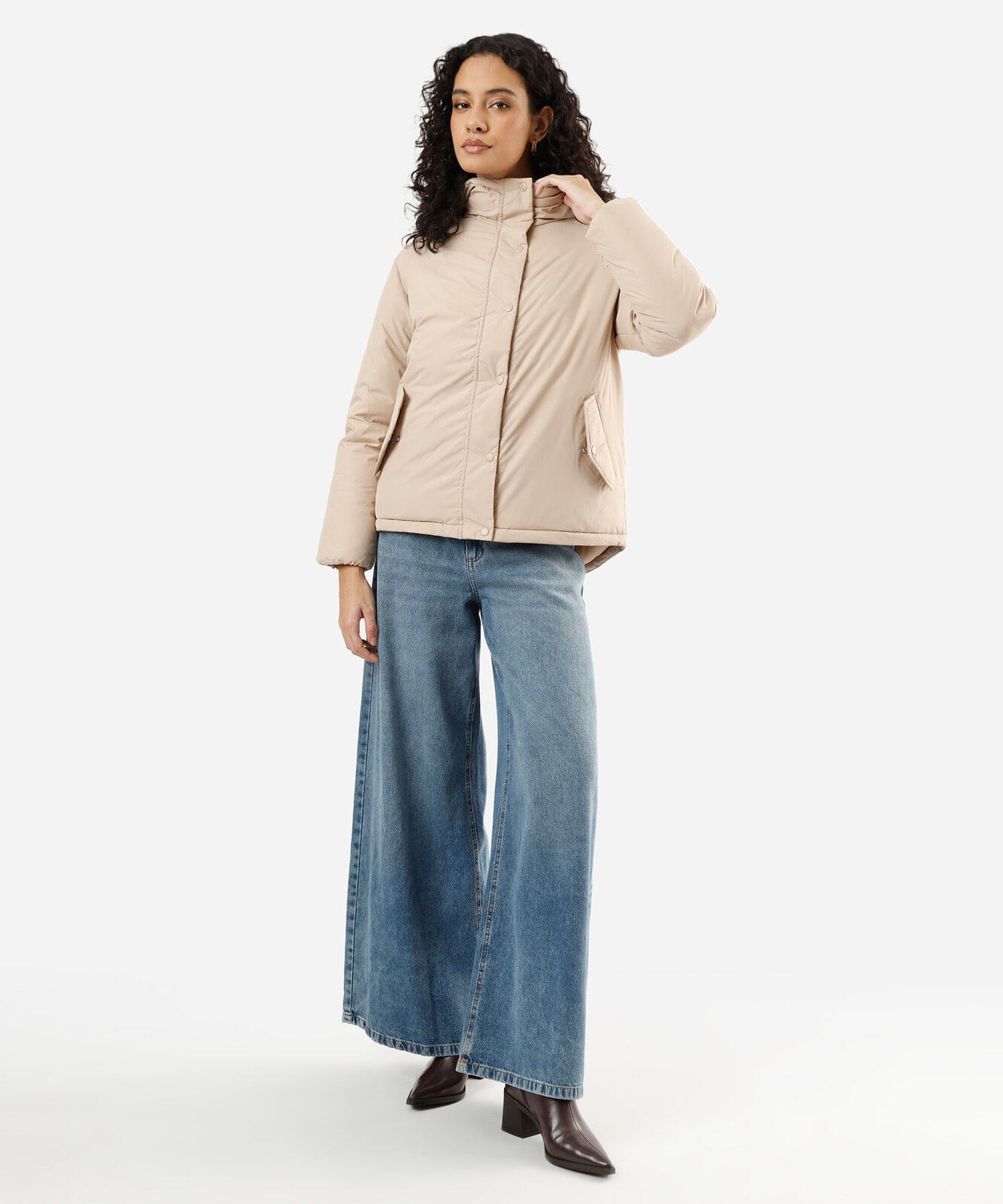 jaqueta puffer feminina com capuz bege