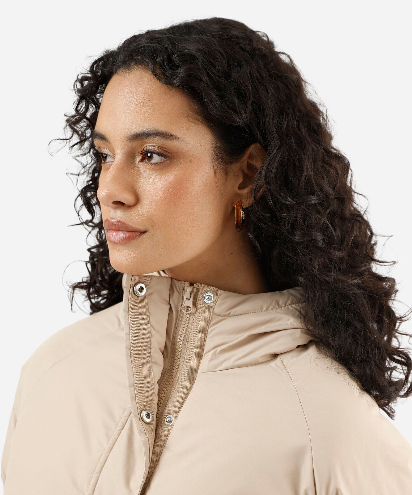 jaqueta puffer feminina com capuz bege