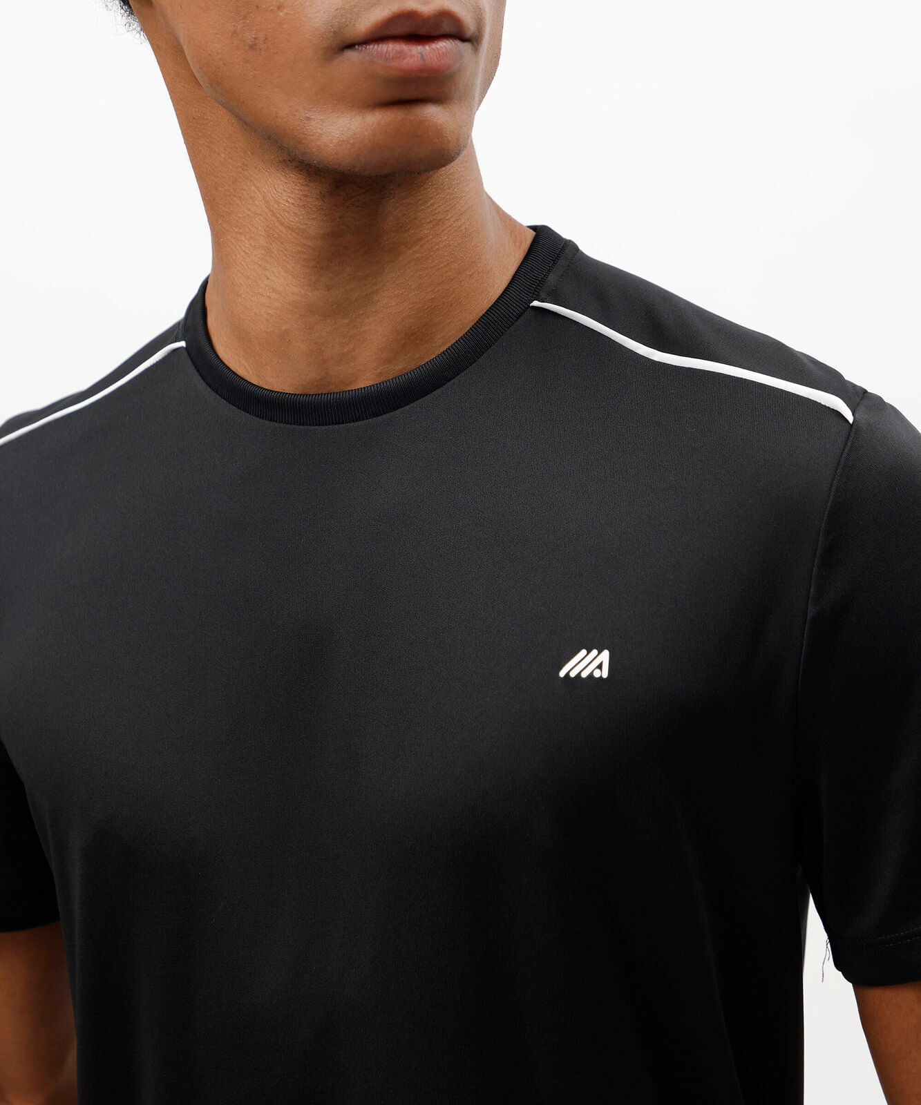 camiseta esportiva masculina manga curta com nervuras preta