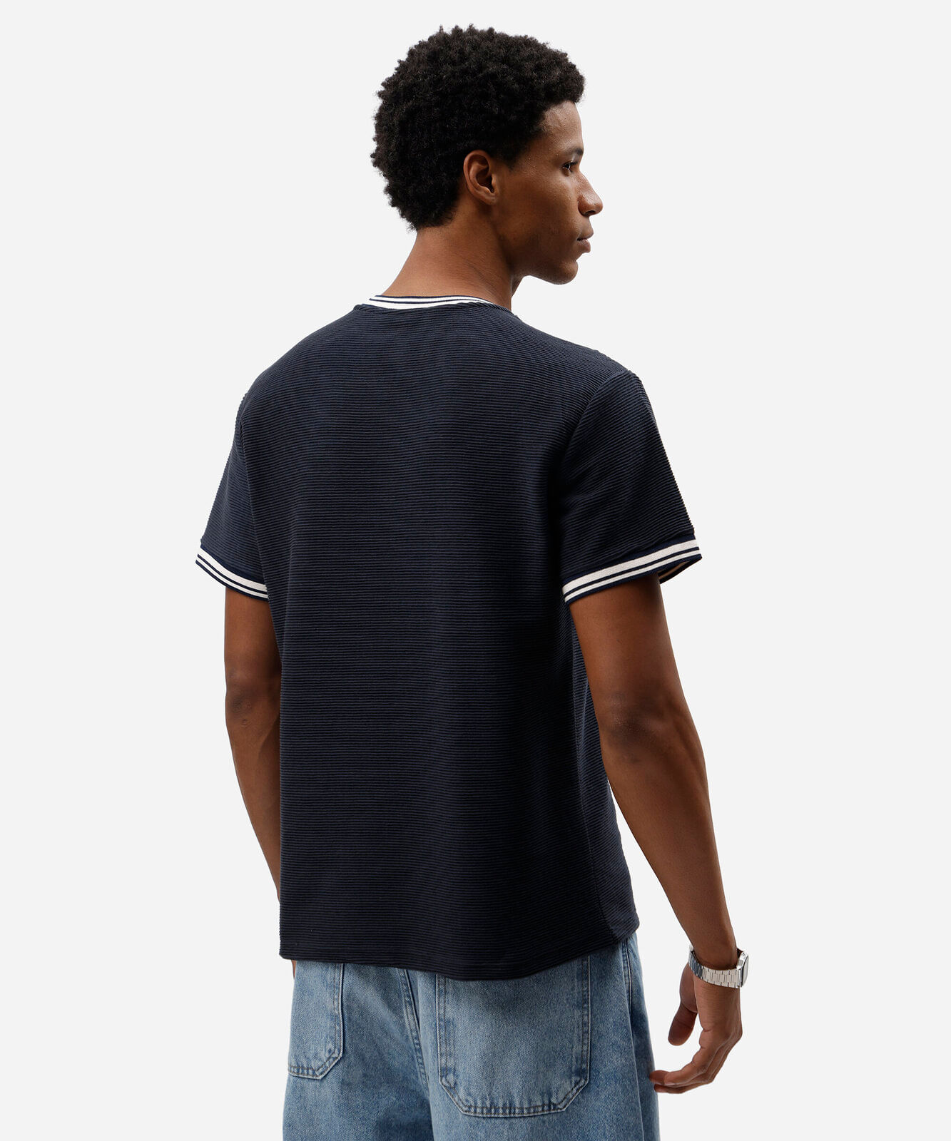 camiseta box fit masculina bordada texturizada azul