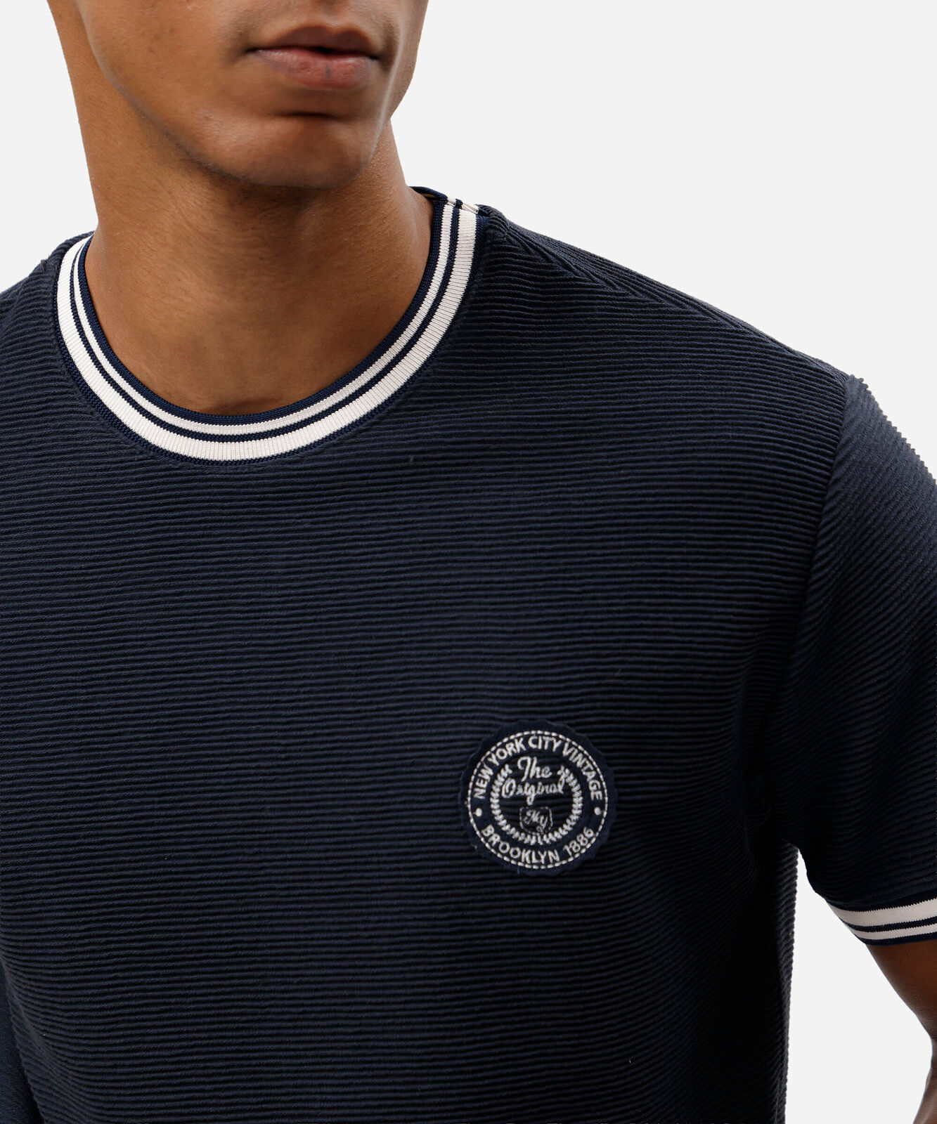 camiseta box fit masculina bordada texturizada azul