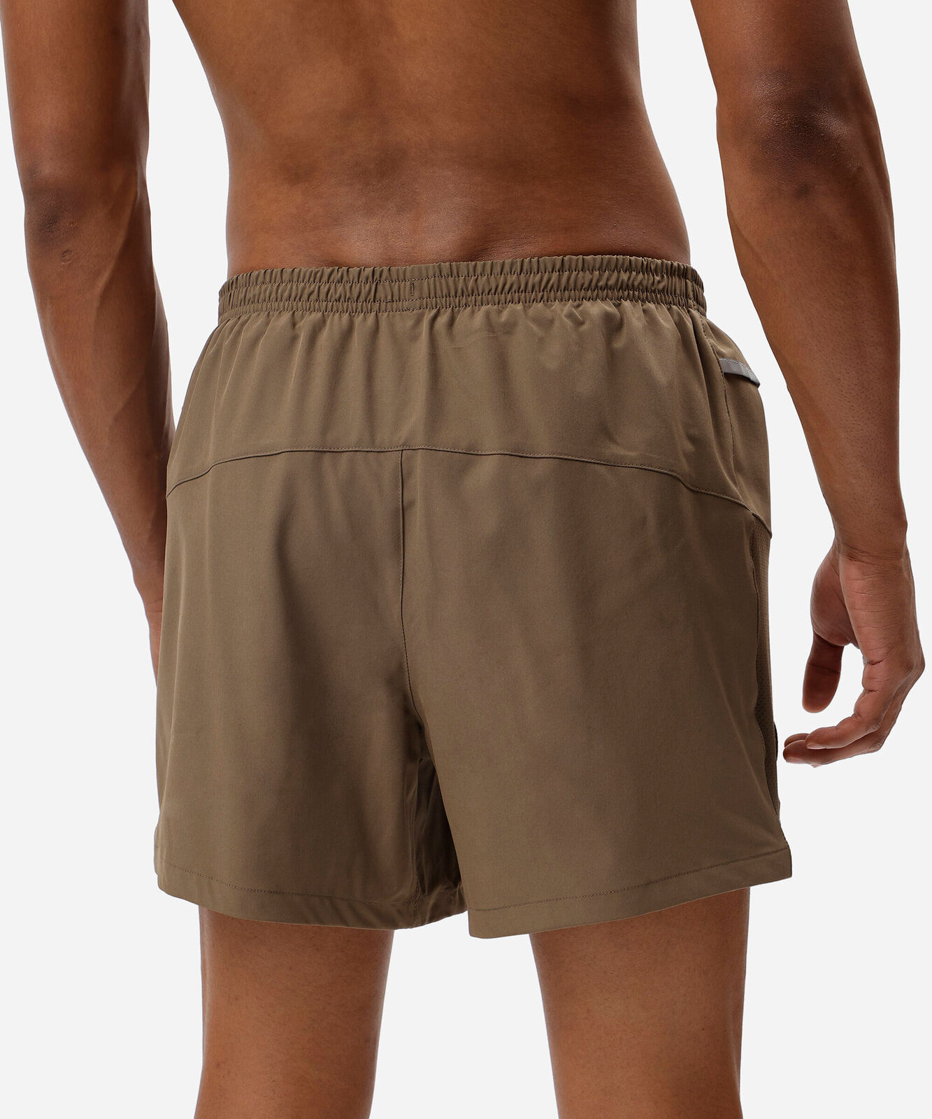short running masculino esportivo com recorte e refletivos  marrom