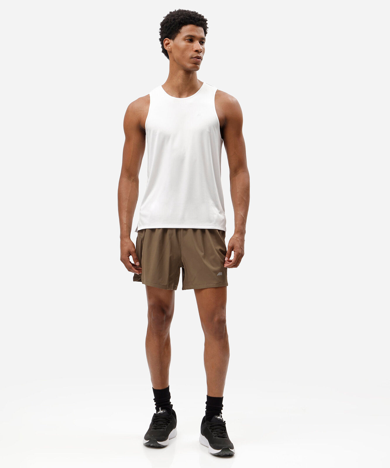 short running masculino esportivo com recorte e refletivos  marrom