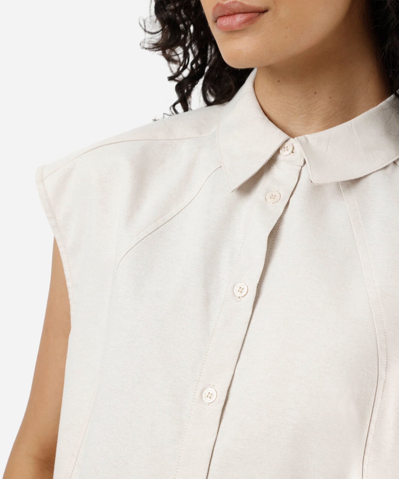 camisa feminina com algodão e recortes bege