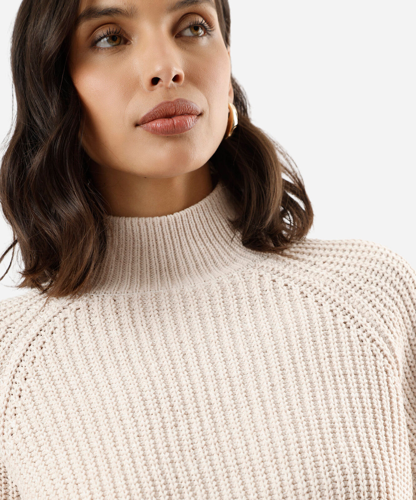 suéter feminino de tricot gola alta bege