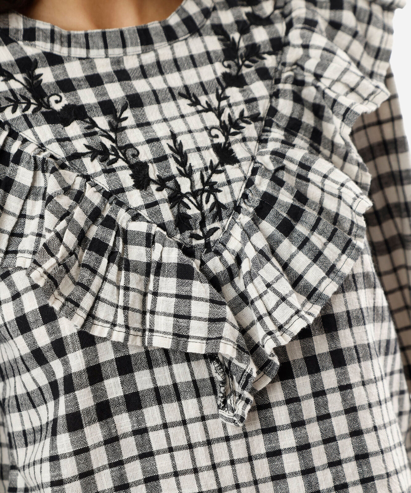 blusa feminina de algodão com babado e bordado xadrez preta