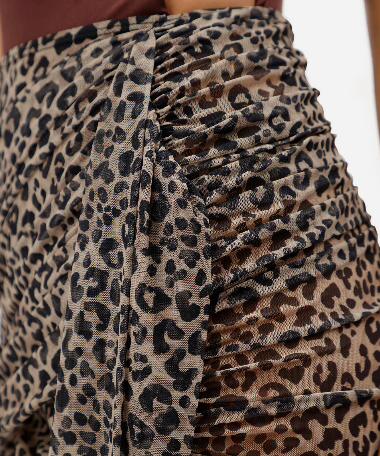 saia curta saída de praia feminina de tule franzida animal print bege