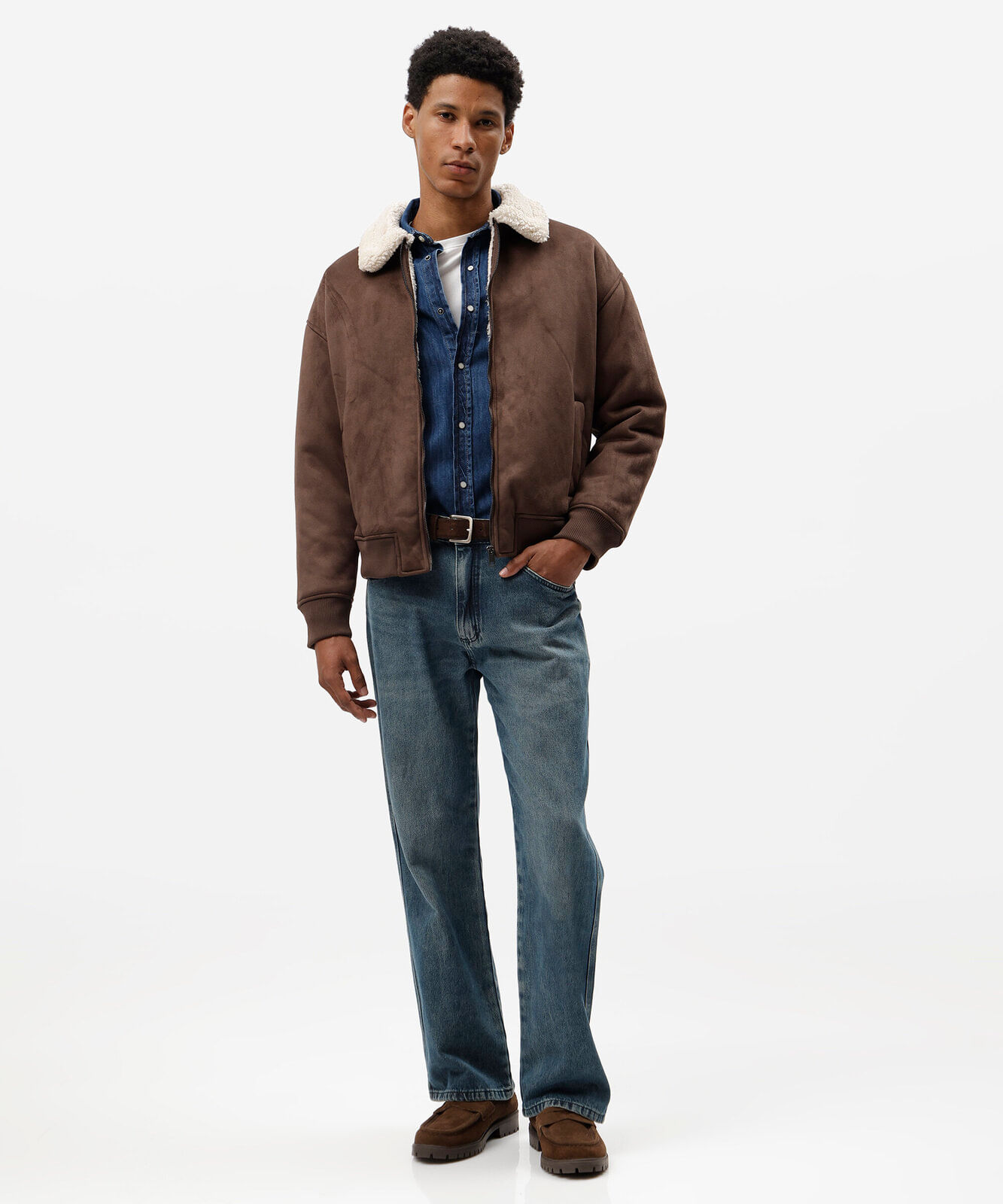 jaqueta bomber masculina de suede com gola em sherpa marrom