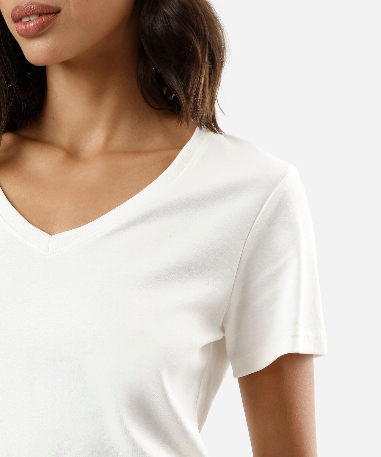 camiseta slim feminina de algodão peruano decote v manga curta off white
