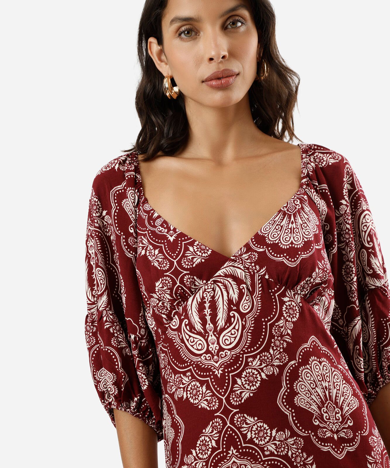 vestido midi de viscose manga bufante arabescos vinho