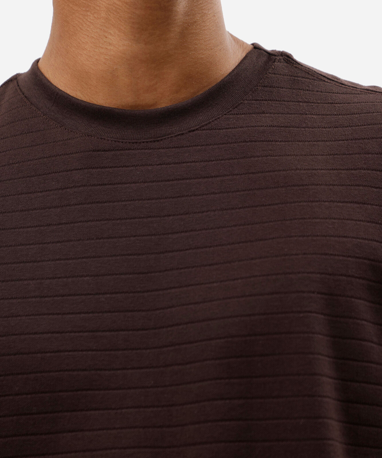 camiseta masculina com algodão manga curta canelada marrom