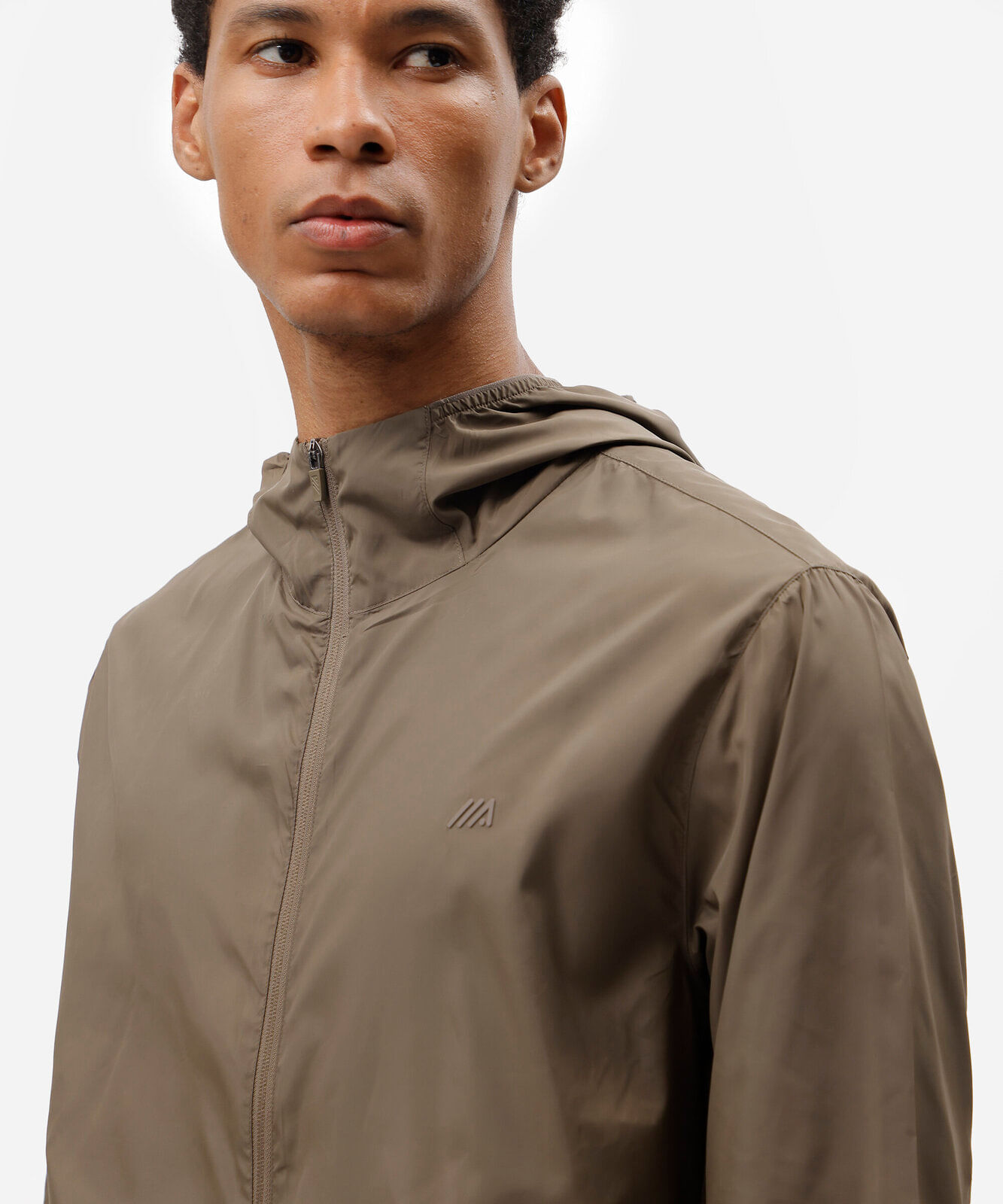 jaqueta esportiva masculina com capuz marrom