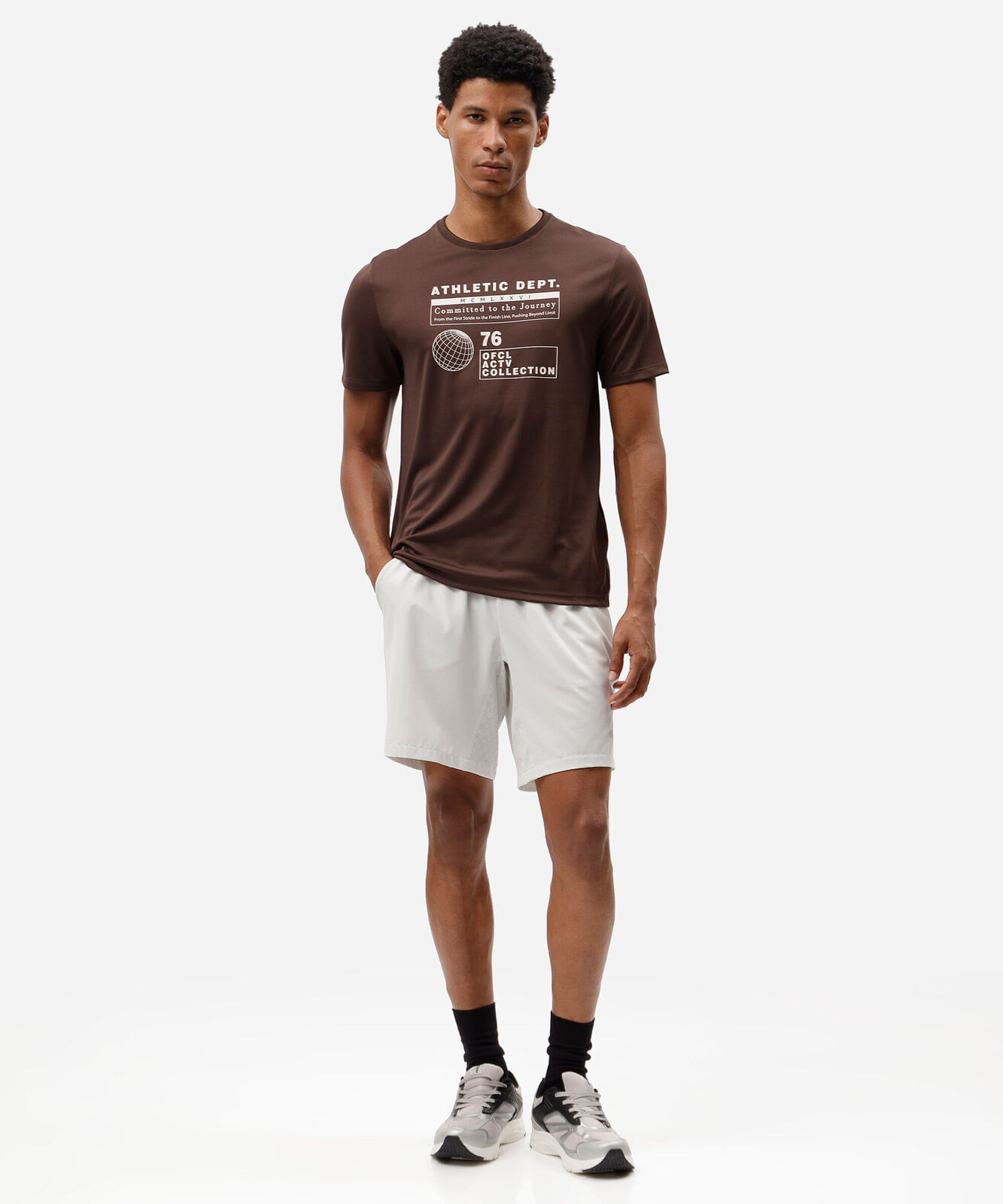 camiseta esportiva masculina manga curta estampada marrom