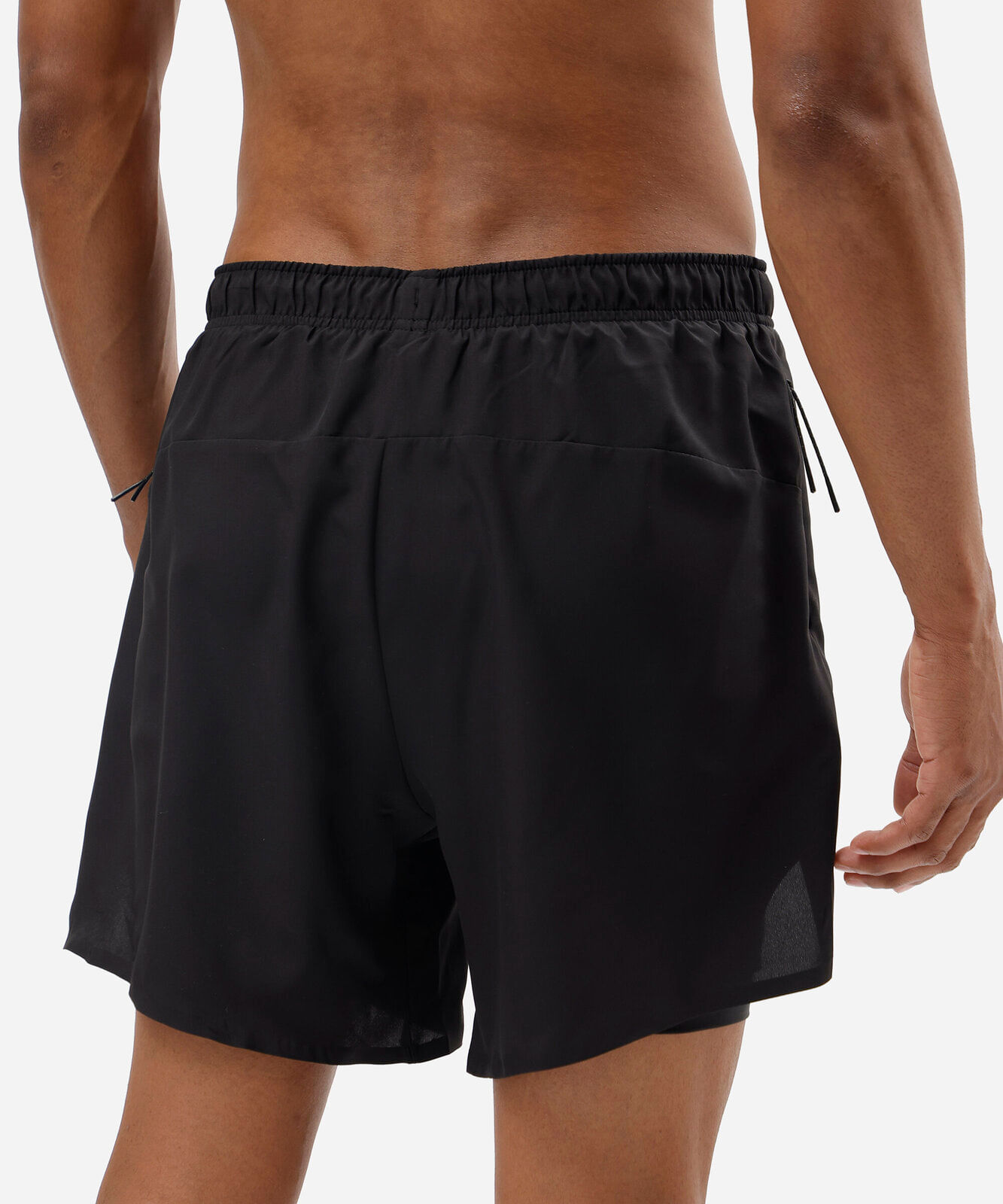 short esportivo masculino com bermuda interna e bolsos com zíper preto