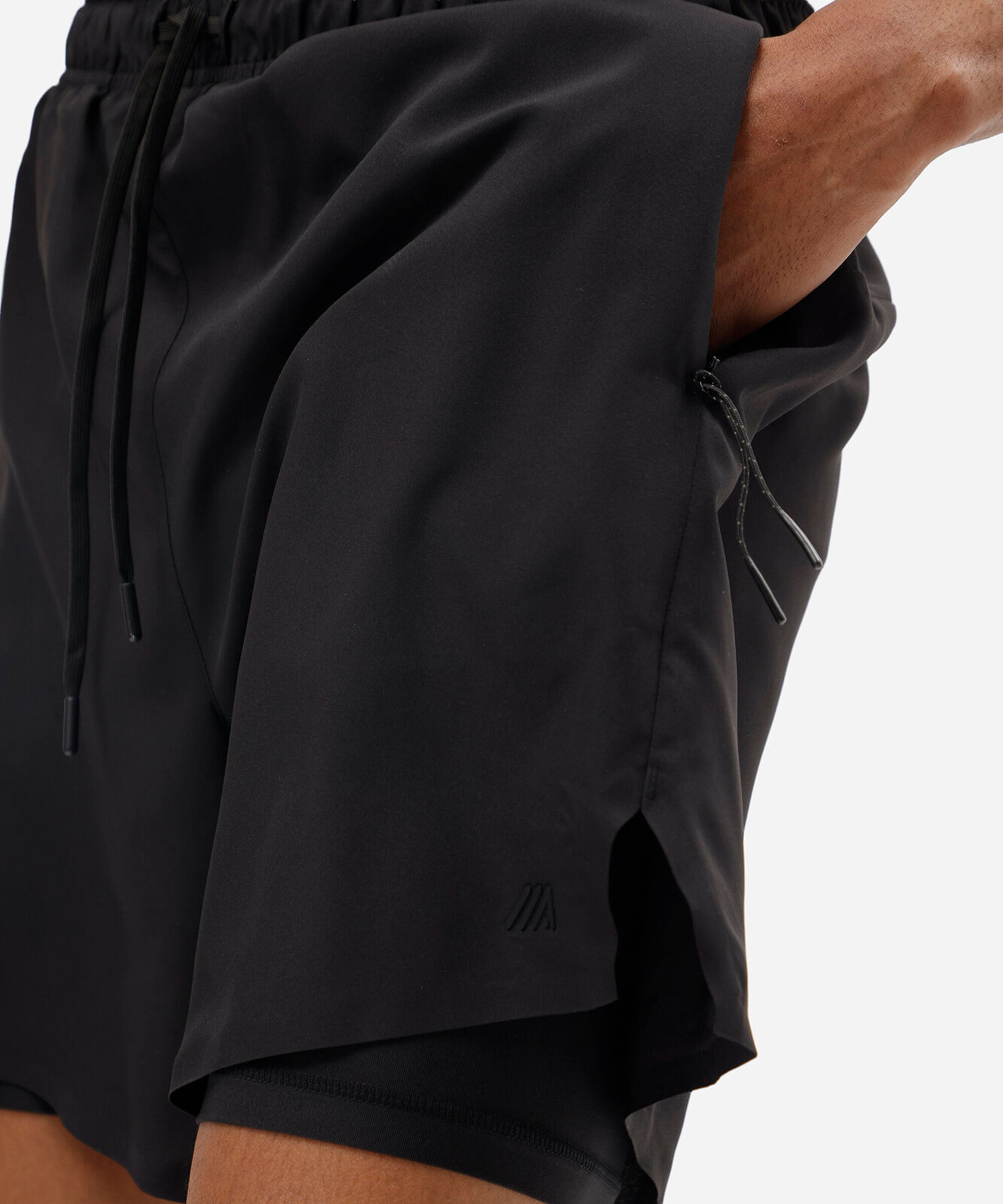 short esportivo masculino com bermuda interna e bolsos com zíper preto