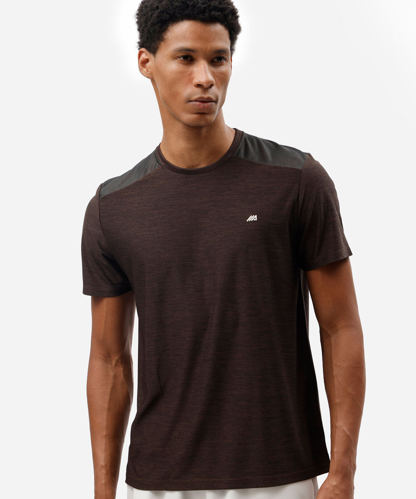 camiseta masculina esportiva com recorte marrom