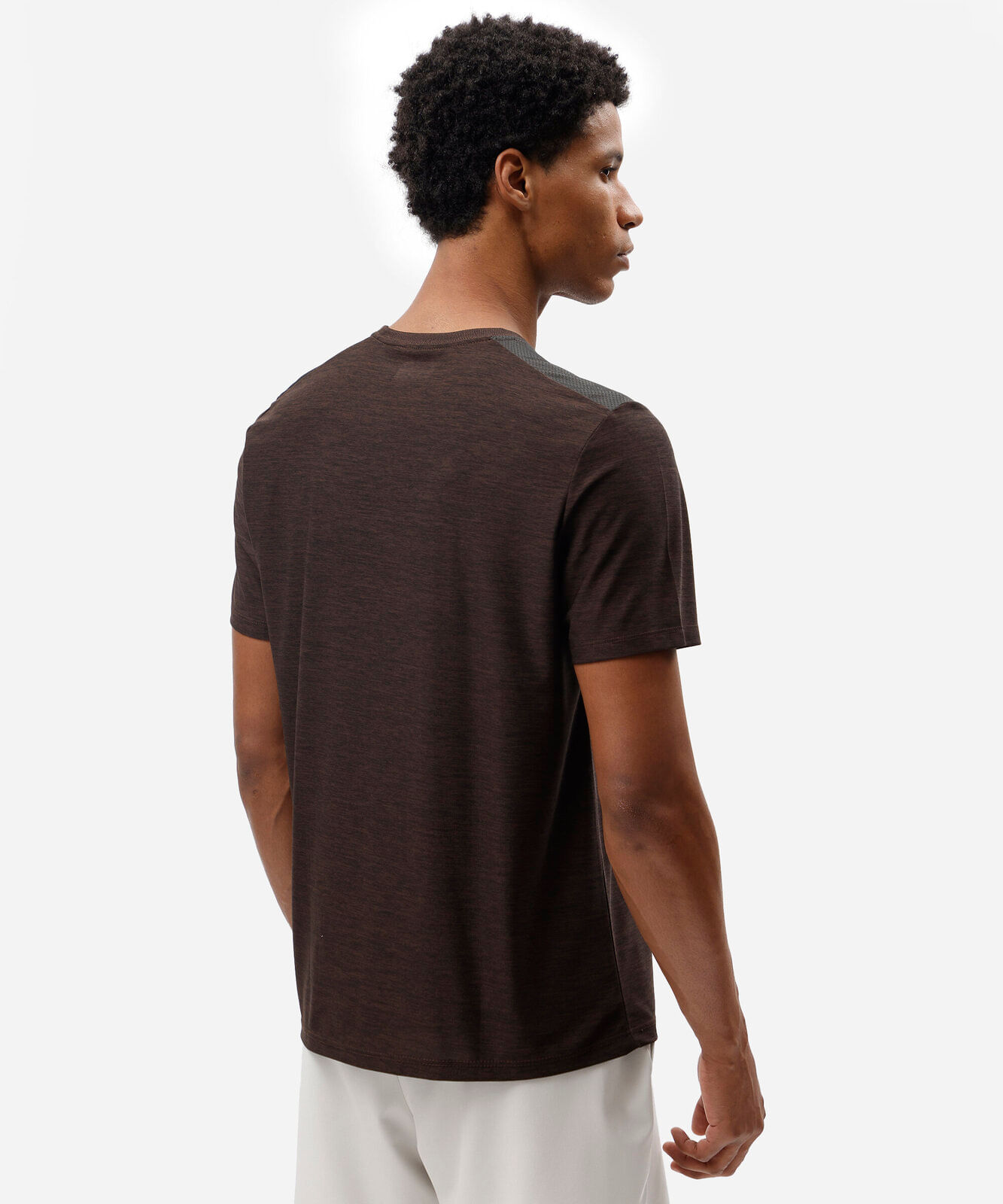 camiseta masculina esportiva com recorte marrom