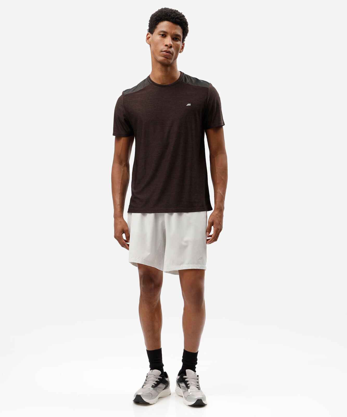 camiseta masculina esportiva com recorte marrom