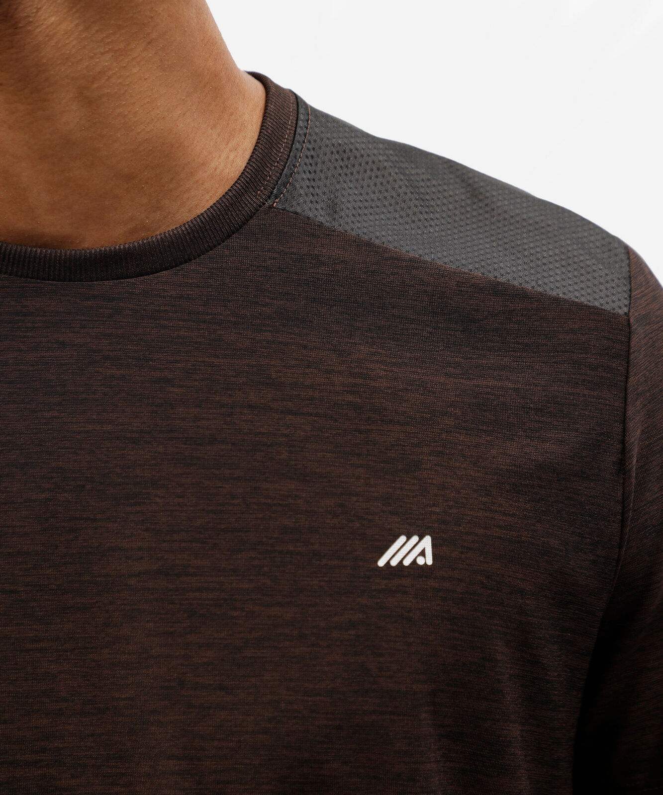 camiseta masculina esportiva com recorte marrom