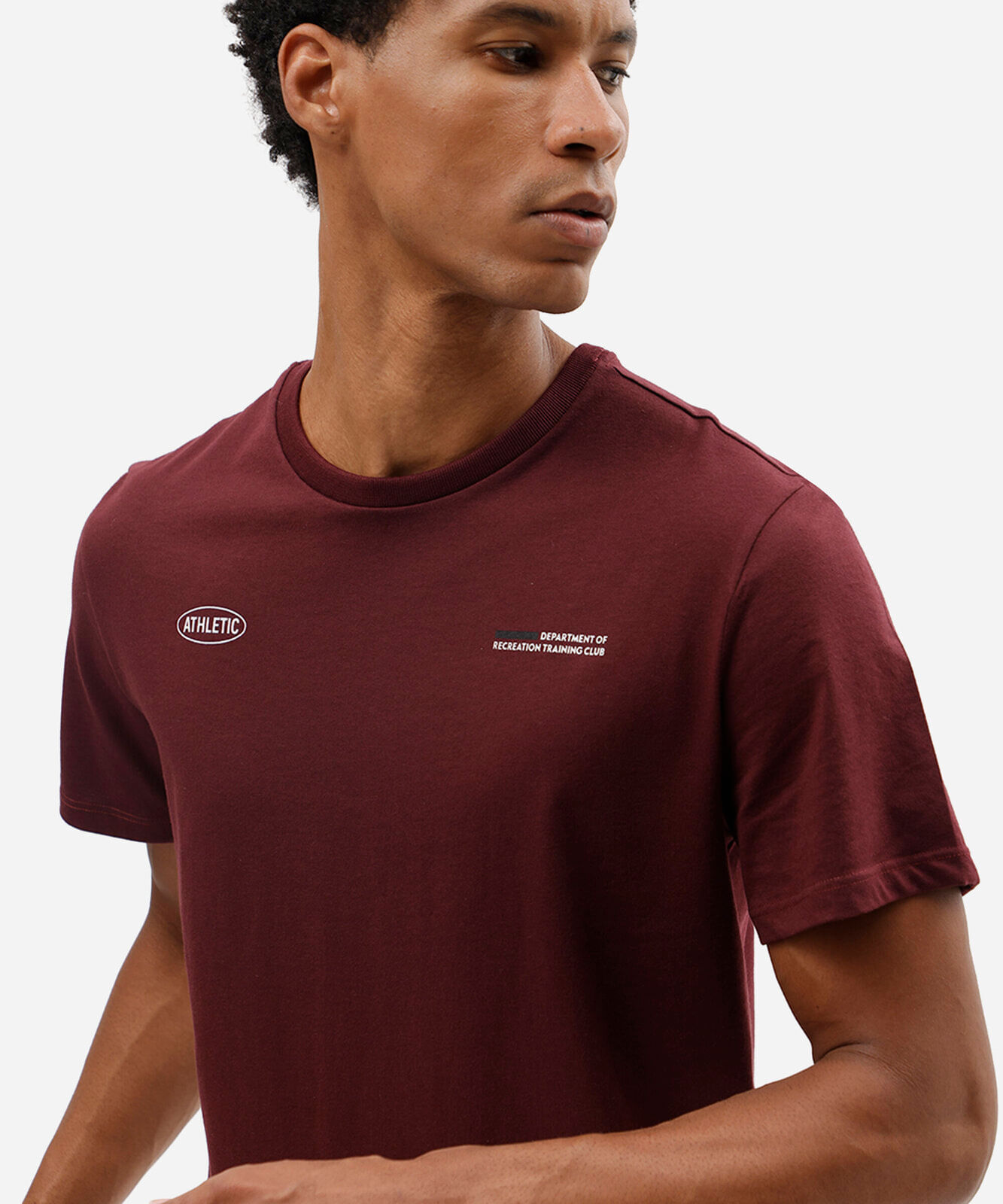 camiseta esportiva masculina manga curta estampada vinho