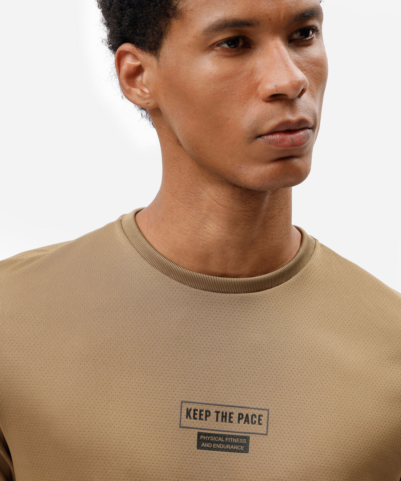 camiseta esportiva masculina manga curta estampada bege