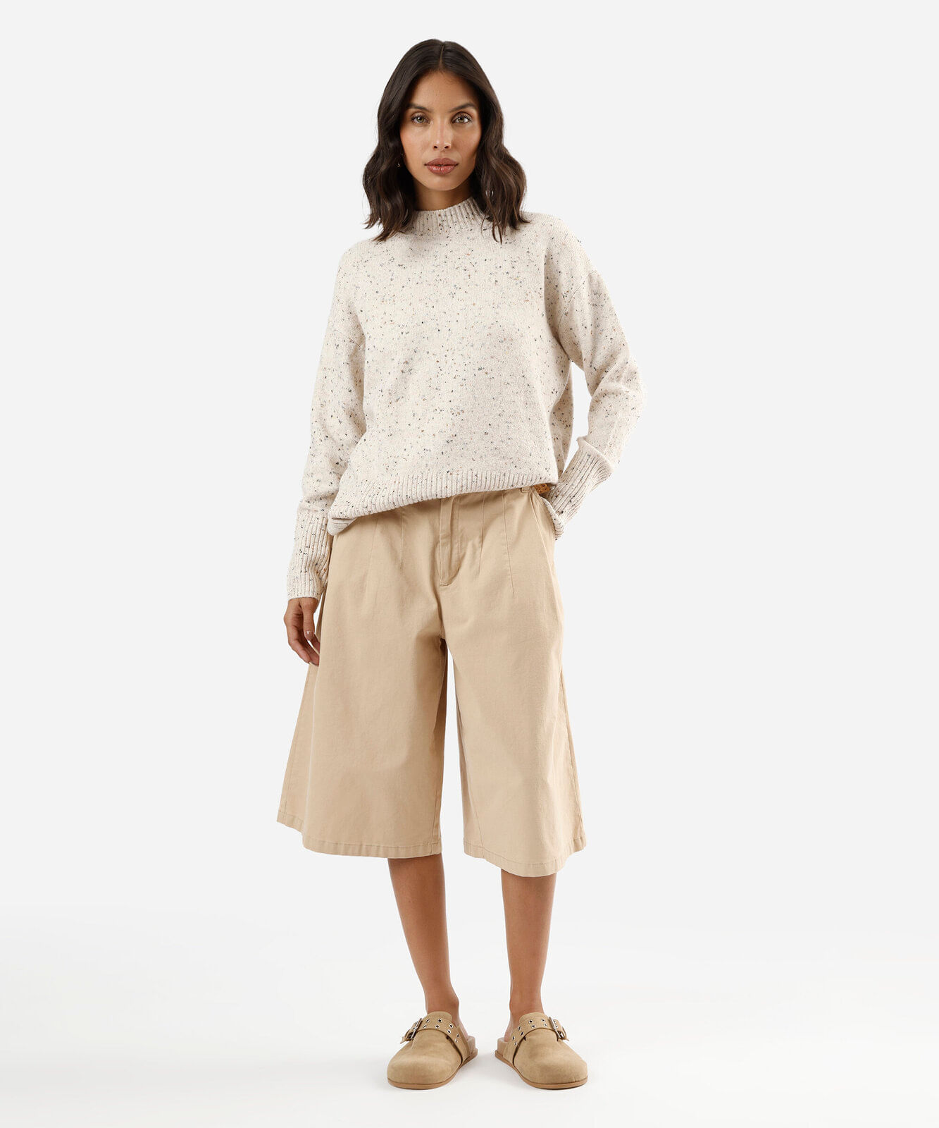 suéter feminino de tricot gola alta com fendas bege