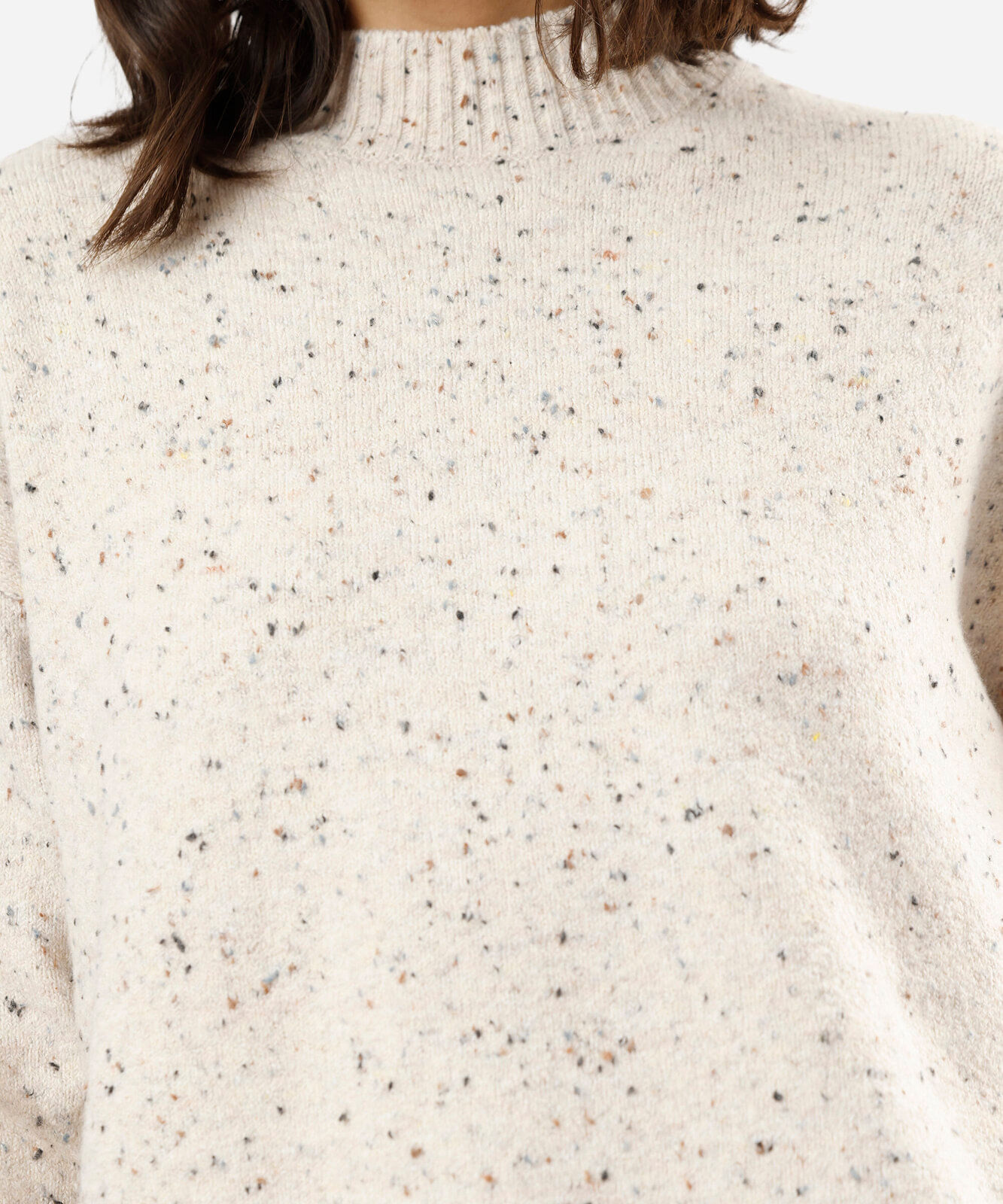 suéter feminino de tricot gola alta com fendas bege