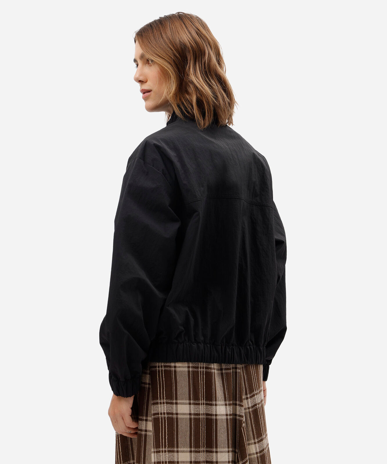 jaqueta bomber feminina de poliamida gola funnel neck com bolsos preta