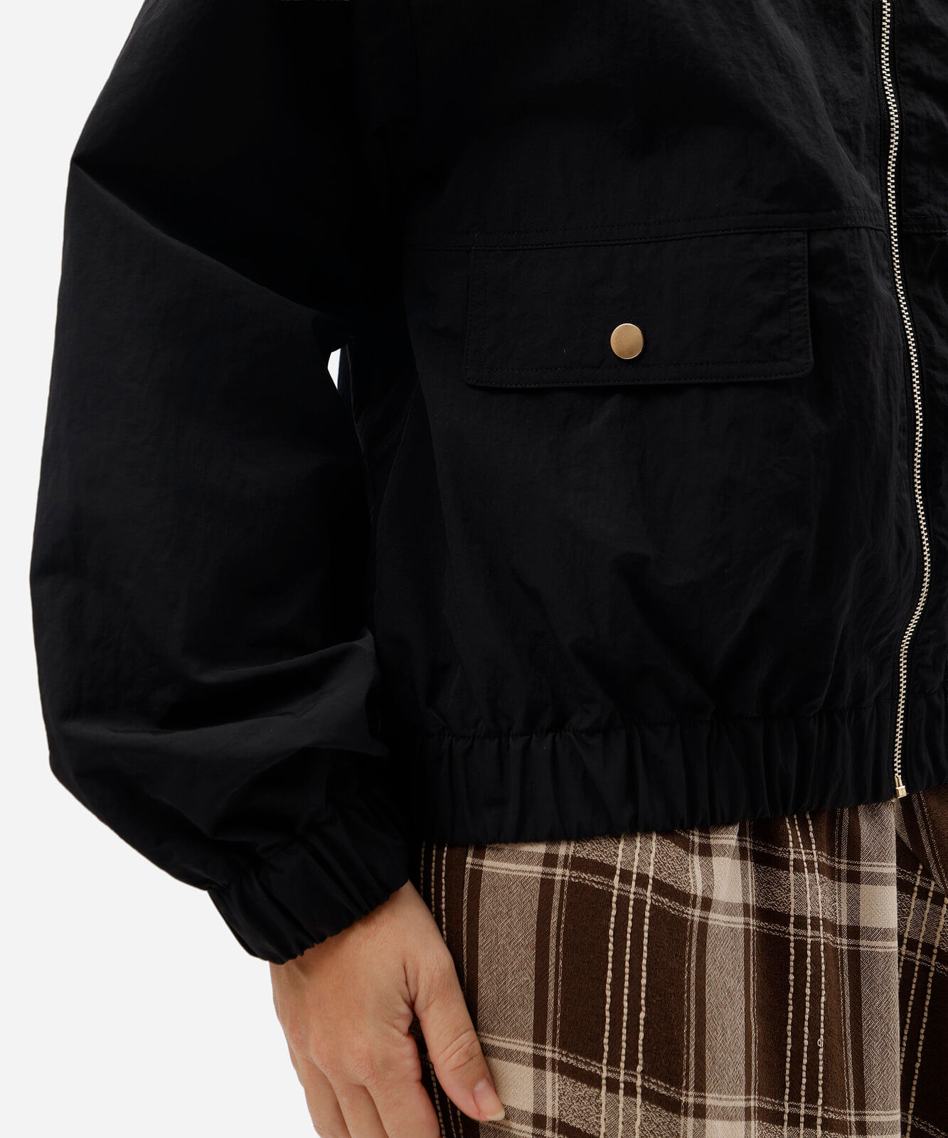 jaqueta bomber feminina de poliamida gola funnel neck com bolsos preta
